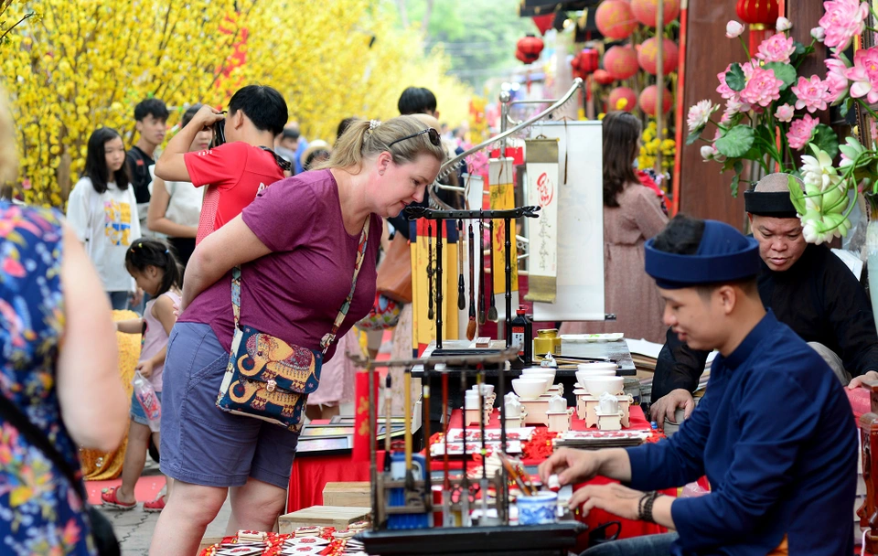 16-Seater Van Rental: Mui Ne to Saigon